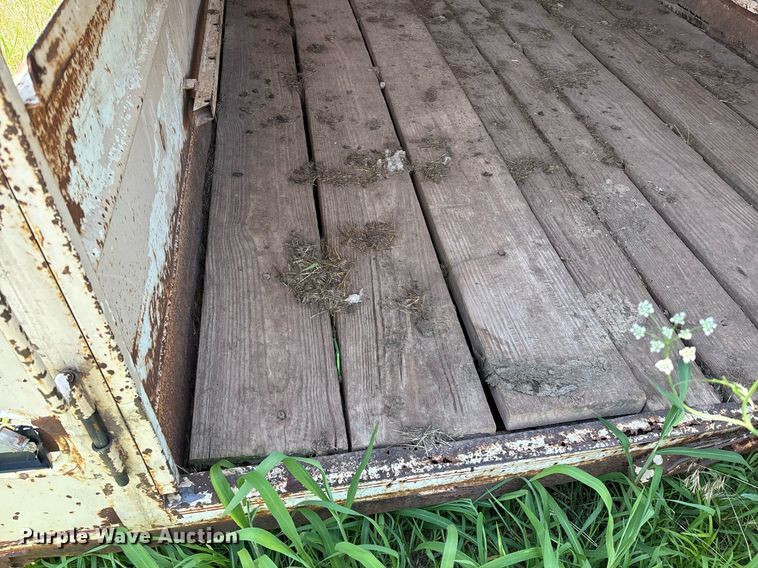 image for item EM2608 1980 Sooner livestock trailer