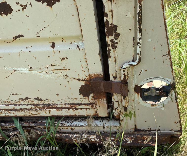 image for item EM2608 1980 Sooner livestock trailer