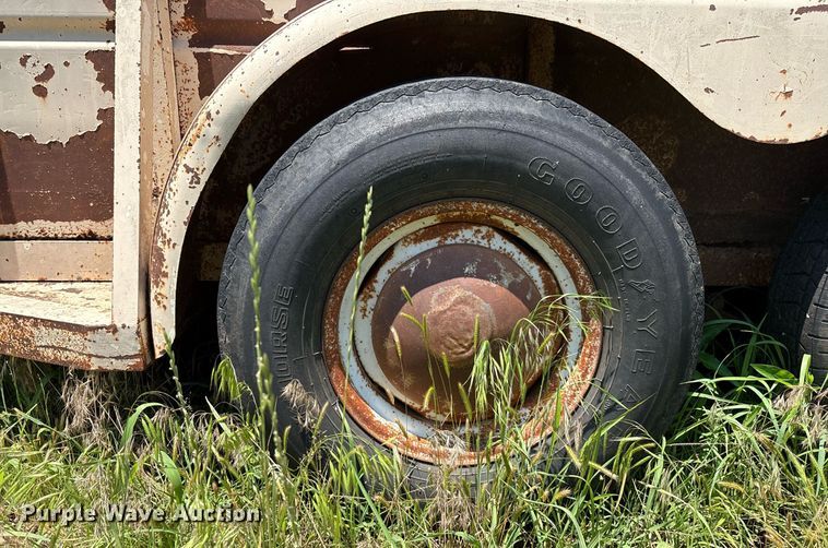 image for item EM2608 1980 Sooner livestock trailer