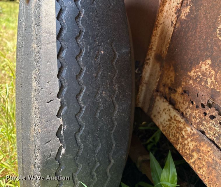 image for item EM2608 1980 Sooner livestock trailer