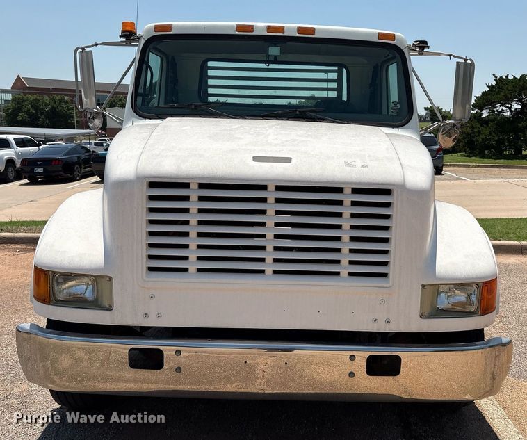 image for item EM2610 2002 International 4700 flatbed truck