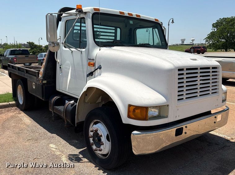 image for item EM2610 2002 International 4700 flatbed truck