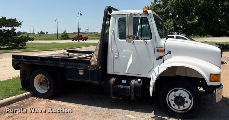 image for item EM2610 2002 International 4700 flatbed truck