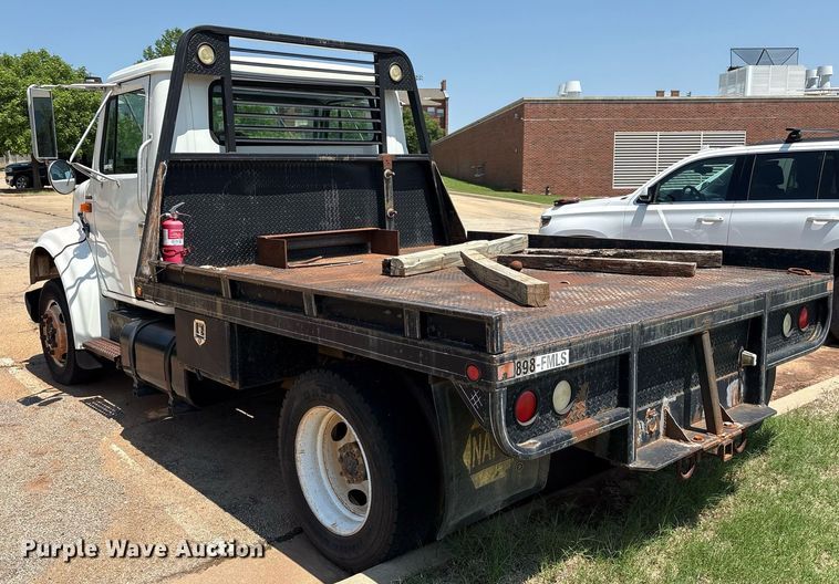 image for item EM2610 2002 International 4700 flatbed truck