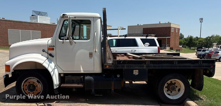 image for item EM2610 2002 International 4700 flatbed truck