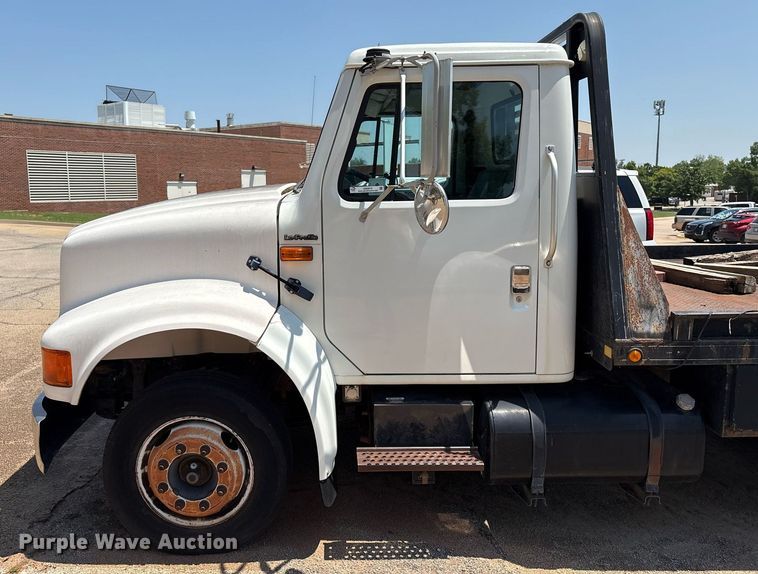 image for item EM2610 2002 International 4700 flatbed truck