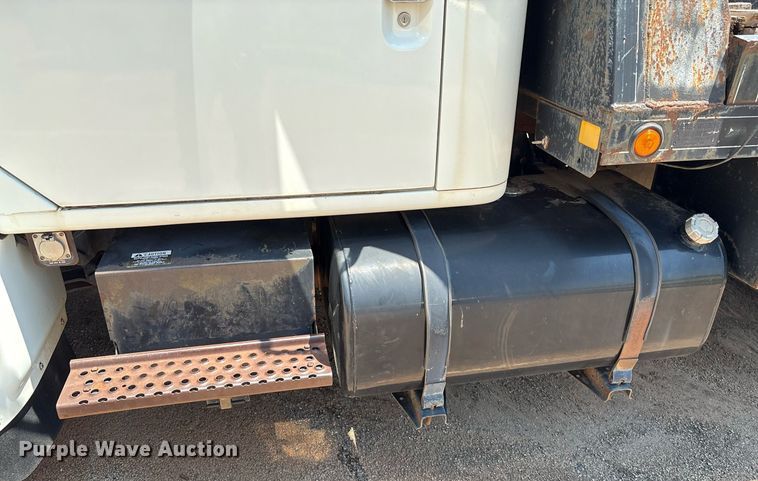 image for item EM2610 2002 International 4700 flatbed truck