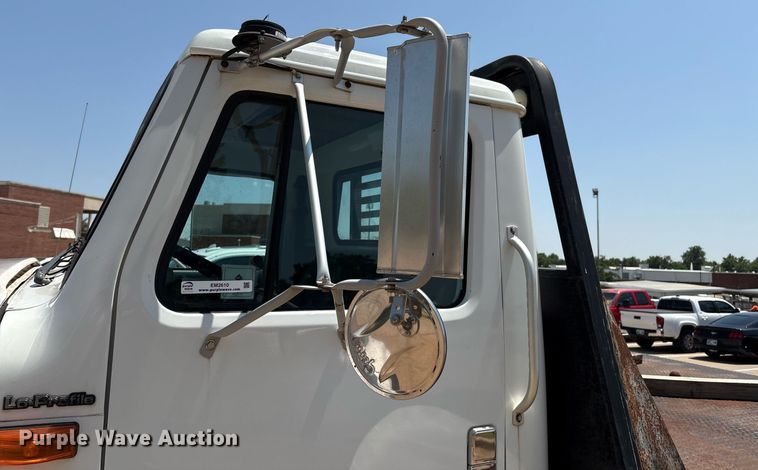 image for item EM2610 2002 International 4700 flatbed truck