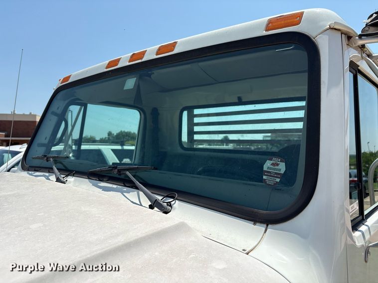 image for item EM2610 2002 International 4700 flatbed truck