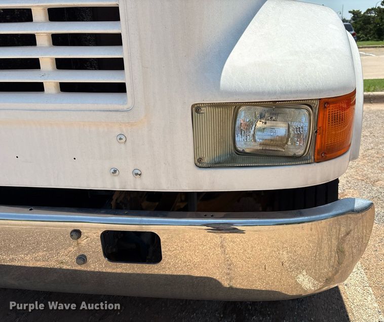 image for item EM2610 2002 International 4700 flatbed truck