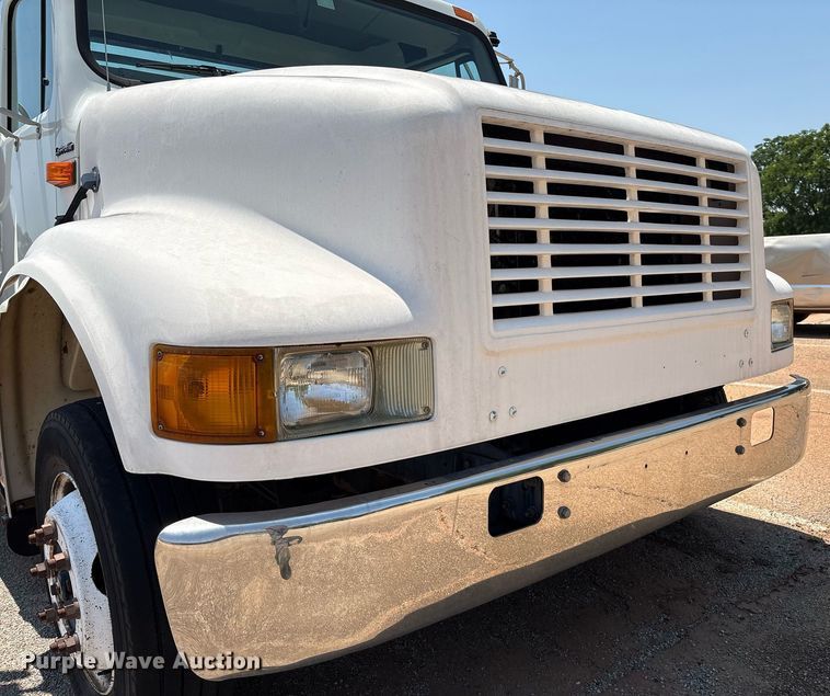 image for item EM2610 2002 International 4700 flatbed truck