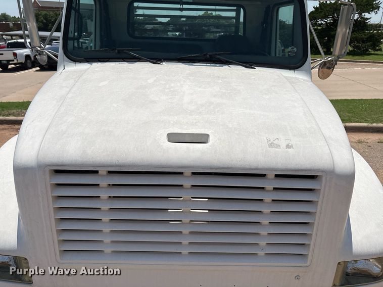 image for item EM2610 2002 International 4700 flatbed truck