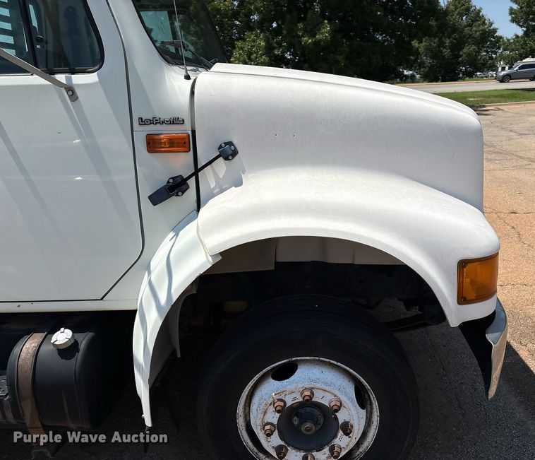 image for item EM2610 2002 International 4700 flatbed truck