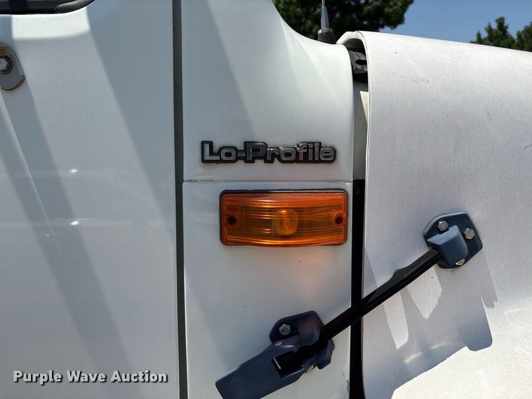 image for item EM2610 2002 International 4700 flatbed truck