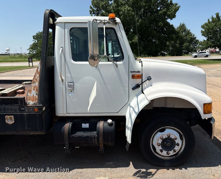 image for item EM2610 2002 International 4700 flatbed truck