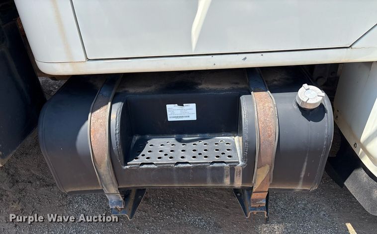 image for item EM2610 2002 International 4700 flatbed truck