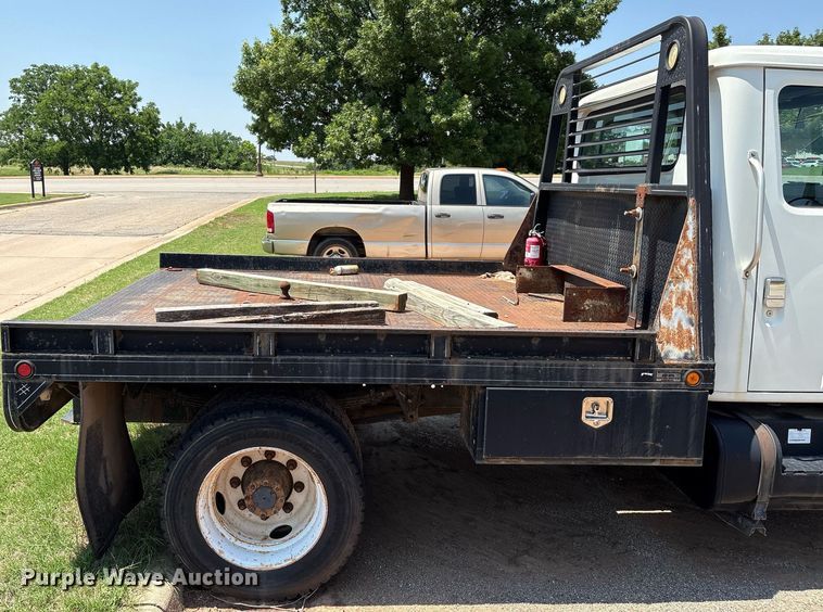 image for item EM2610 2002 International 4700 flatbed truck