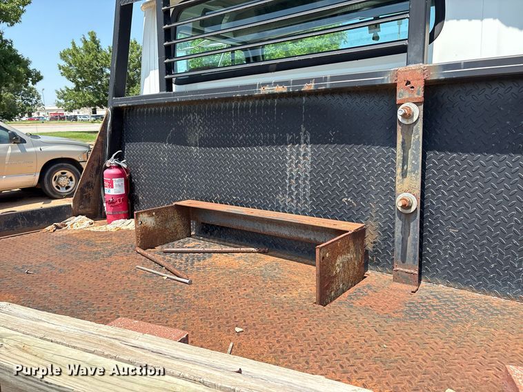 image for item EM2610 2002 International 4700 flatbed truck