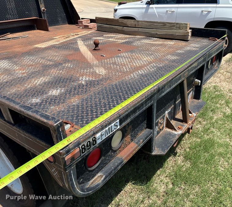 image for item EM2610 2002 International 4700 flatbed truck