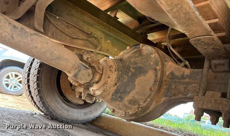 image for item EM2610 2002 International 4700 flatbed truck