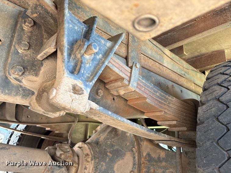 image for item EM2610 2002 International 4700 flatbed truck