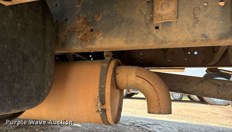 image for item EM2610 2002 International 4700 flatbed truck