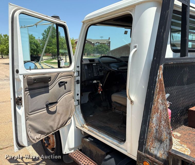 image for item EM2610 2002 International 4700 flatbed truck