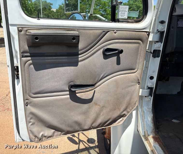 image for item EM2610 2002 International 4700 flatbed truck