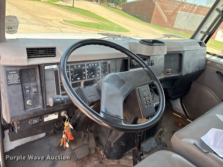 image for item EM2610 2002 International 4700 flatbed truck