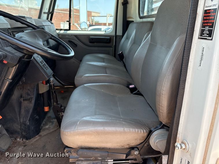 image for item EM2610 2002 International 4700 flatbed truck