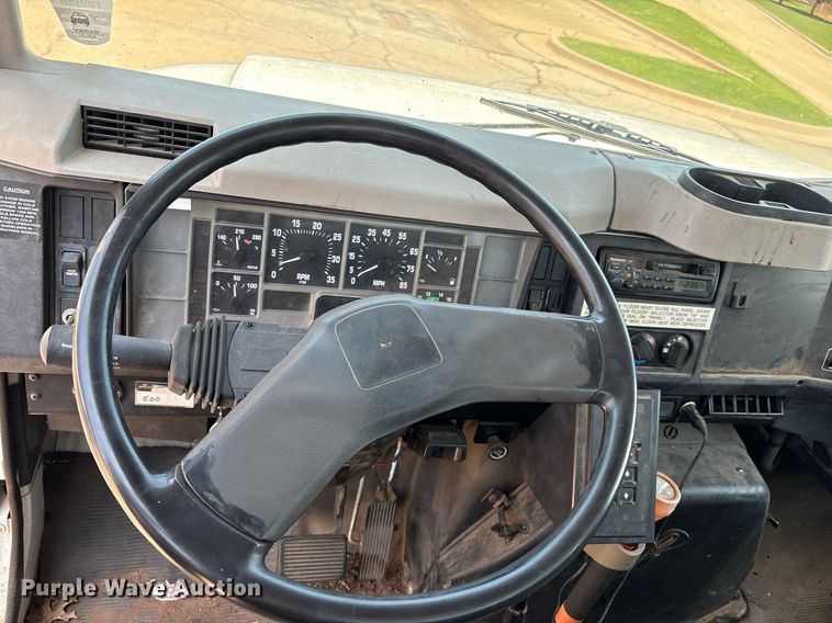 image for item EM2610 2002 International 4700 flatbed truck