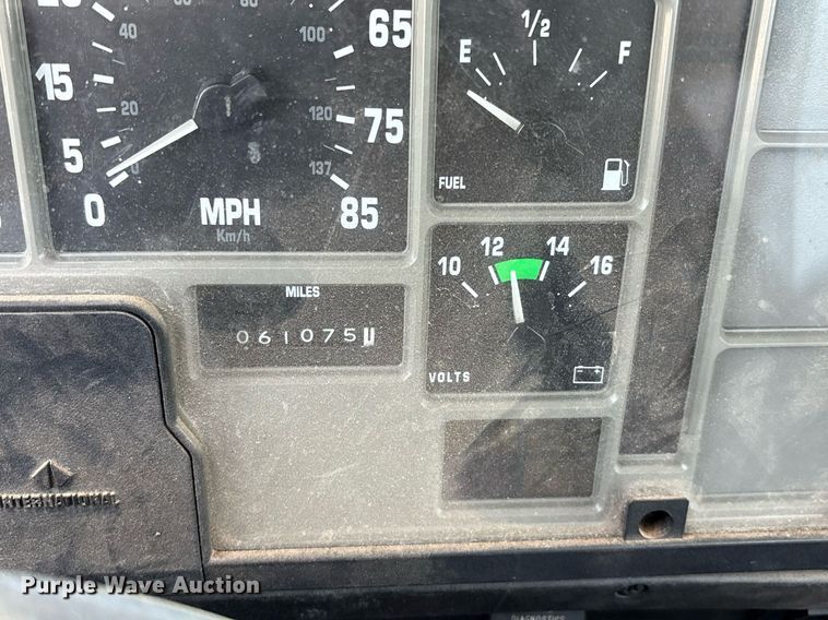 image for item EM2610 2002 International 4700 flatbed truck