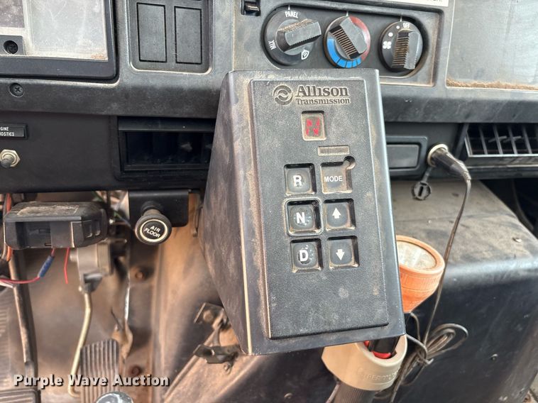 image for item EM2610 2002 International 4700 flatbed truck