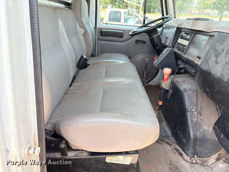 image for item EM2610 2002 International 4700 flatbed truck