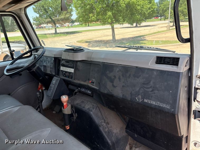 image for item EM2610 2002 International 4700 flatbed truck