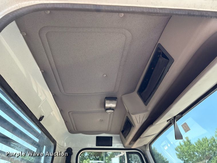 image for item EM2610 2002 International 4700 flatbed truck