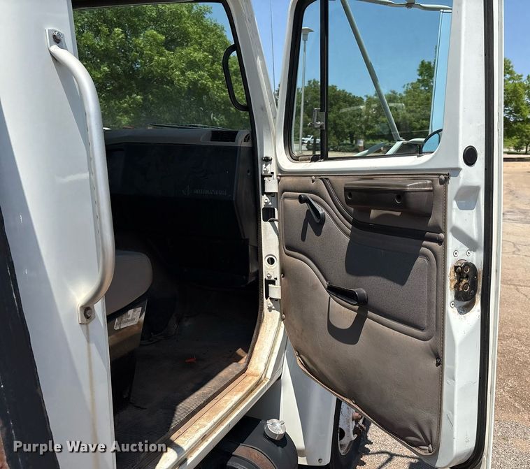 image for item EM2610 2002 International 4700 flatbed truck