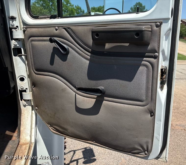 image for item EM2610 2002 International 4700 flatbed truck