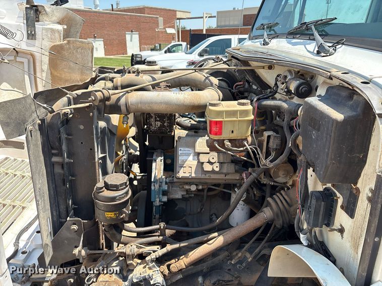 image for item EM2610 2002 International 4700 flatbed truck