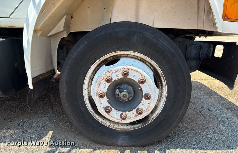 image for item EM2610 2002 International 4700 flatbed truck