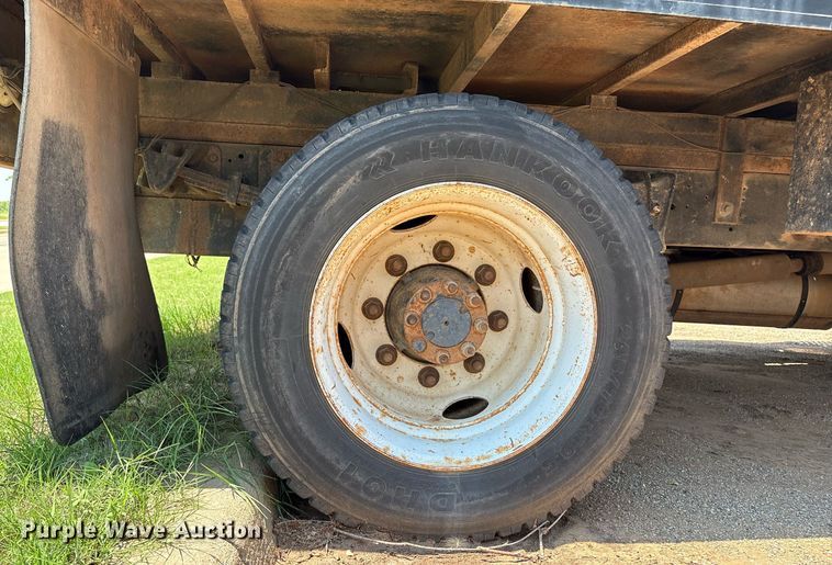 image for item EM2610 2002 International 4700 flatbed truck