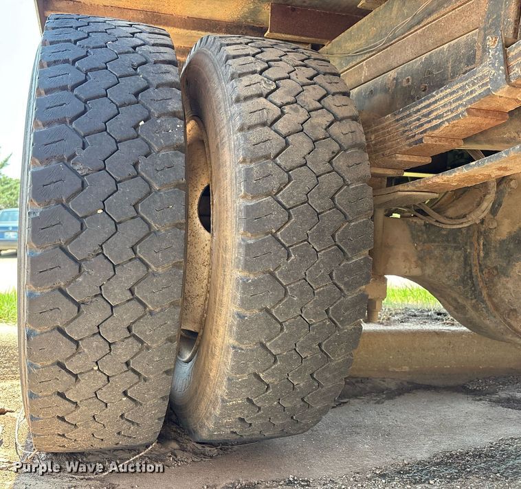 image for item EM2610 2002 International 4700 flatbed truck