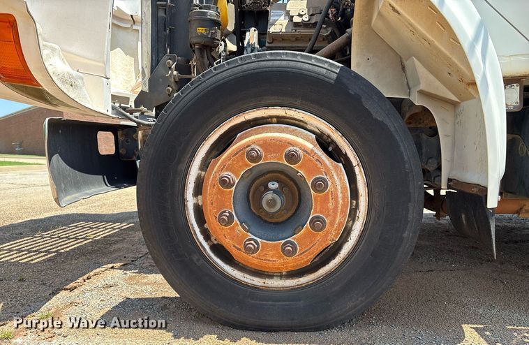 image for item EM2610 2002 International 4700 flatbed truck