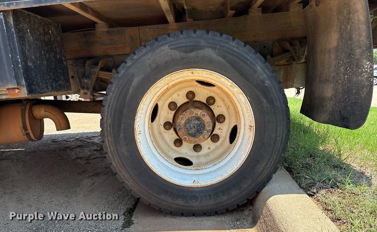 image for item EM2610 2002 International 4700 flatbed truck