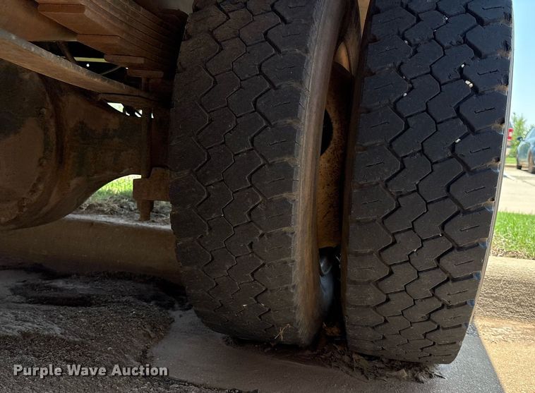 image for item EM2610 2002 International 4700 flatbed truck