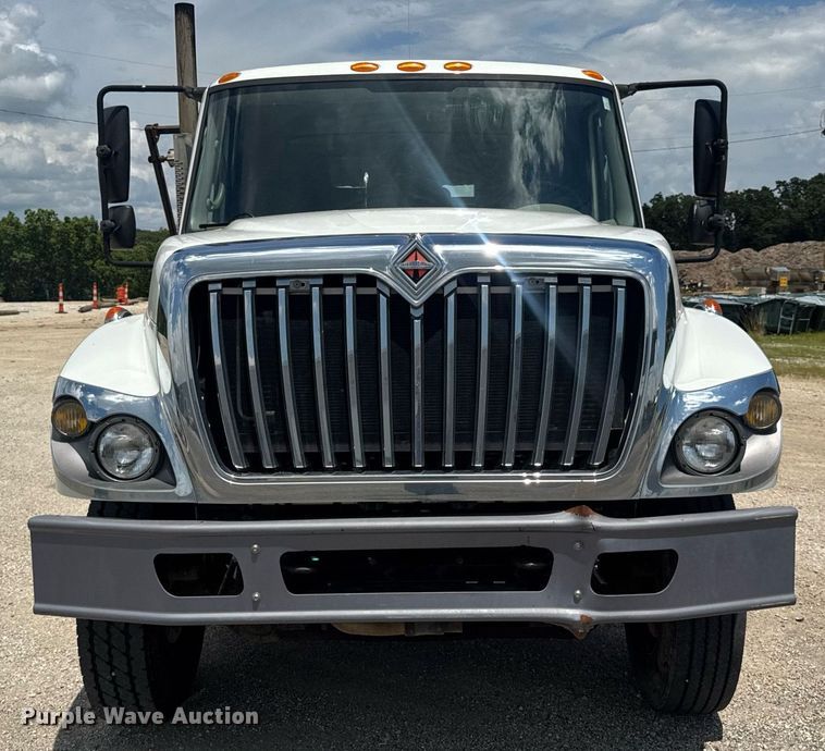 image for item EN4565 2010 International 7400 roll-off container truck