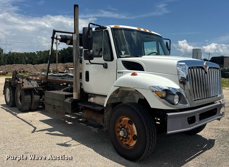 image for item EN4565 2010 International 7400 roll-off container truck