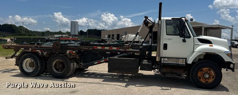 image for item EN4565 2010 International 7400 roll-off container truck