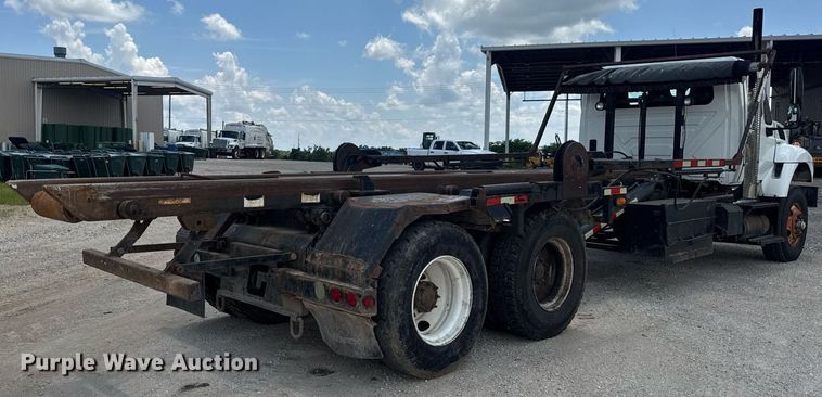 image for item EN4565 2010 International 7400 roll-off container truck
