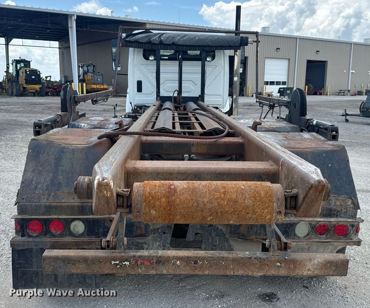 image for item EN4565 2010 International 7400 roll-off container truck